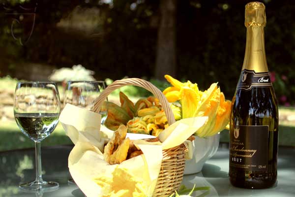 Aperitivo con fiori di zucchino fritti in pastella