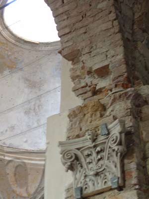 nterno dell'abbazia di San Remigio presso Gavi: dettaglio