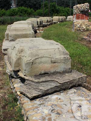 Resti dell'ambulacro del teatro romano di Libarna