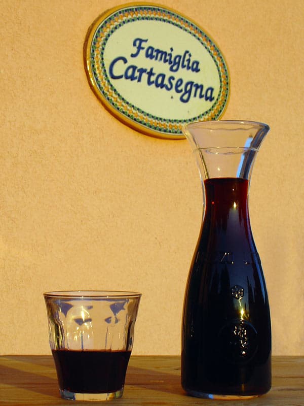 Familgia Cartasegna, vinai: vino rosso sfuso in damigiana. Vino da pasto