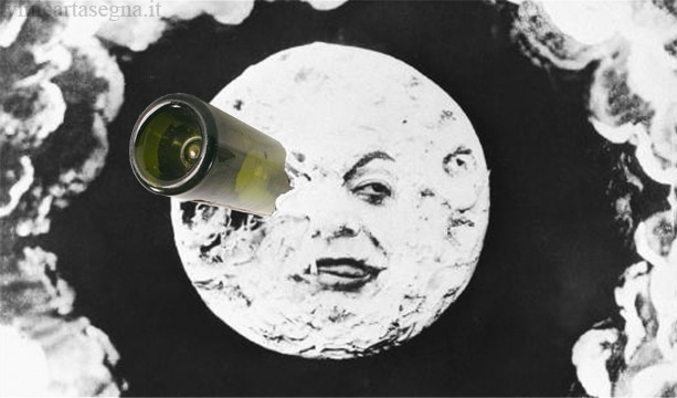 Remake dell'immagine della luna, come volto umano con una navicella spaziale conficcata nell’occhio, che compare nel film di Georges Méliès, Le Voyage dans la Lune (Viaggio sulla luna), del 1902. Nell'immagine al posto del razzo c'è una bottiglia da vino.