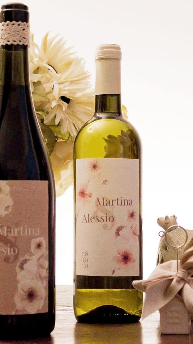 Martina e Alessio - Matrimonio tema vino: bomboniere e bottiglie al tavolo