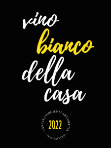 Etichetta per bottiglie di vino con sfondo nero e scritta in corsivo "Vino bianco della casa" in bianco. La parola "bianco" è di colore giallo. In fondo dentro al logo circolare Cantina Cartasegna è marcato l'anno 2022.in giallo.