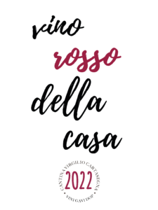 Etichetta per bottiglie di vino con sfondo bianco e scritta in corsivo "Vino rosso della casa" in nero. La parola "rosso" è appunto di colore rosso. In fondo dentro al logo circolare Cantina Cartasegna è marcato l'anno 2022.in rosso.