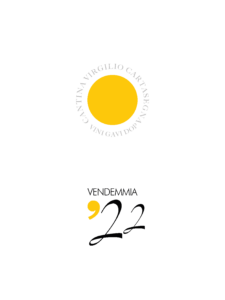 Etichetta per bottiglie di vino con sfondo bianco e un cerchio giallo all'interno del logo Cantina Cartasegna. In basso si trova la scritta in stampatello nero "vendemmia" e il numero 22 preceduto da un apostrofo giallo.