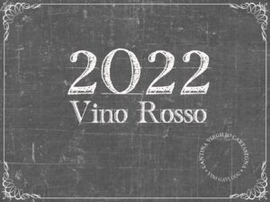 Etichetta per bottiglie di vino con sfondo grigio lavagna ad effetto graffiato e cornice vintage. Scritta "2022 - Vino Rosso" con carattere stampatello simile ad una scritta con il gesso