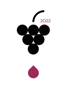 Etichetta per bottiglie di vino con sfondo bianco e il disegno molto stilizzato di un grappolo d'uva . In alto a destra del grappolo c'è l'annata 2022 in rosso. Dal grappolo cade una goccia di colore rosso