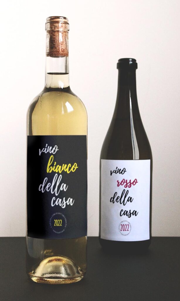 Esempio di bottiglie di vino bianco e una di vino rosso imbottigliate in proprio con etichette vendemmia 2022
