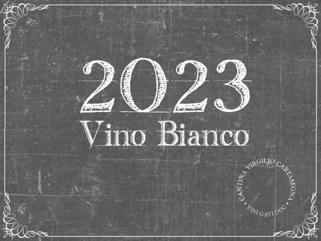 Etichetta per bottiglie di vino a tema vintage: la scritta bianca 2023 vino bianco campeggia su sfondo grigio 